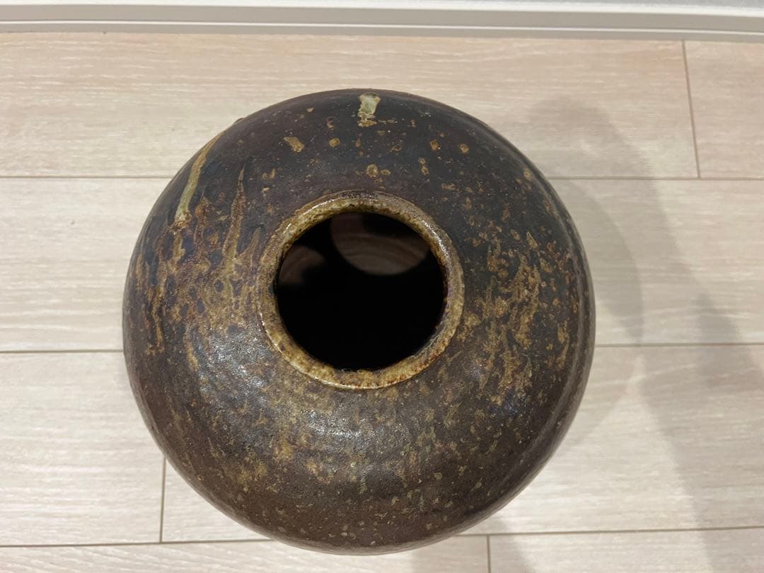 備前焼　黒茶色の陶器の花瓶 中型