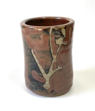 陶器製の抽象模様カップ