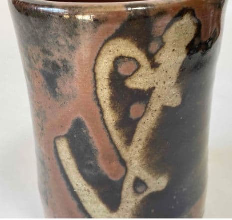 陶器製の抽象模様カップ