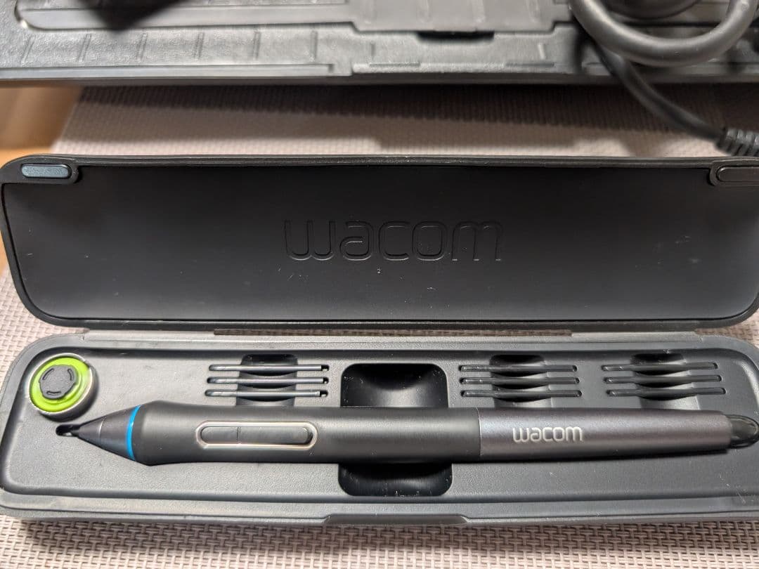 WACOM DTK-1301/K0 CINTIQ 13HD ペンタブレット本体