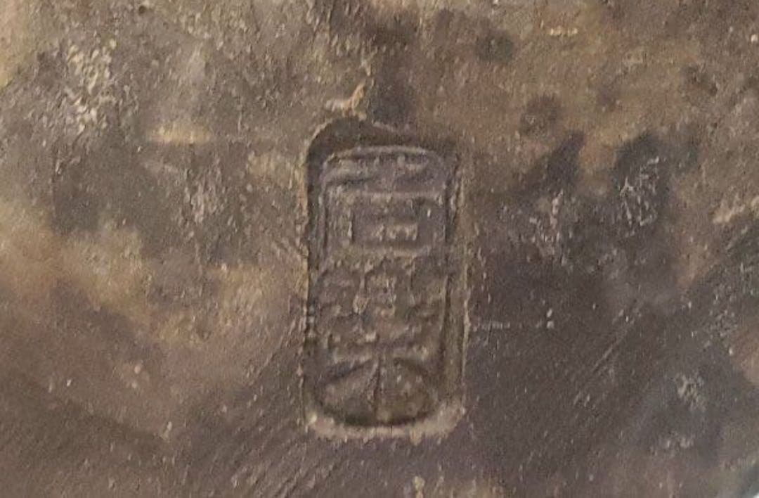 座っている老人の陶器の像　 7.5×10.5×4.5センチ No.92