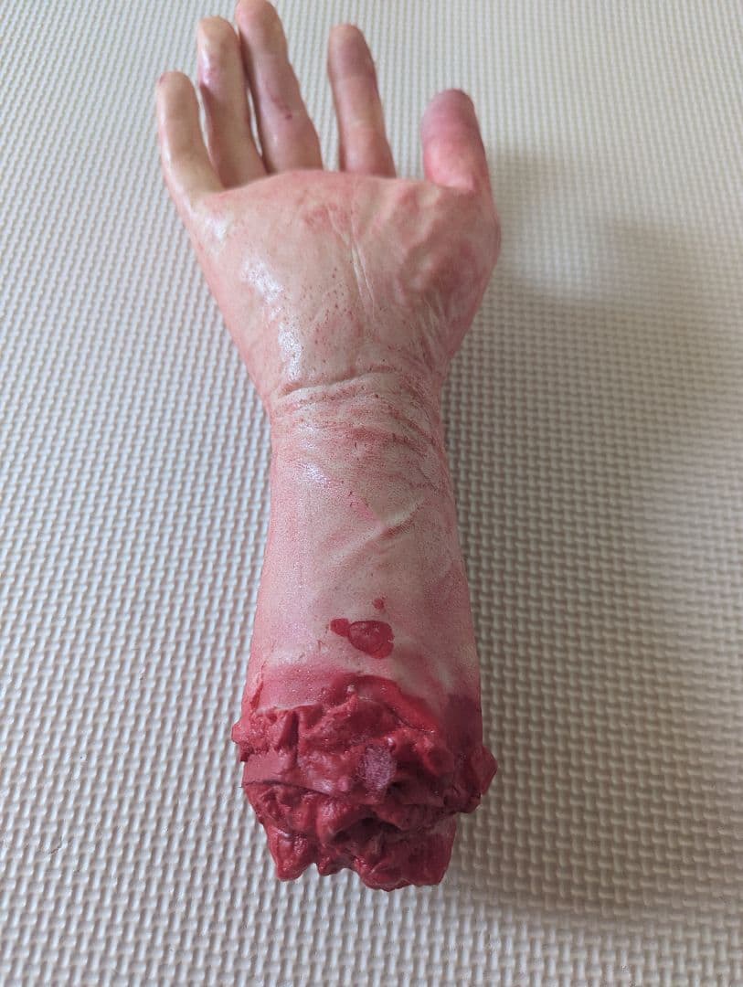 ホラー フィギュア リアルな手