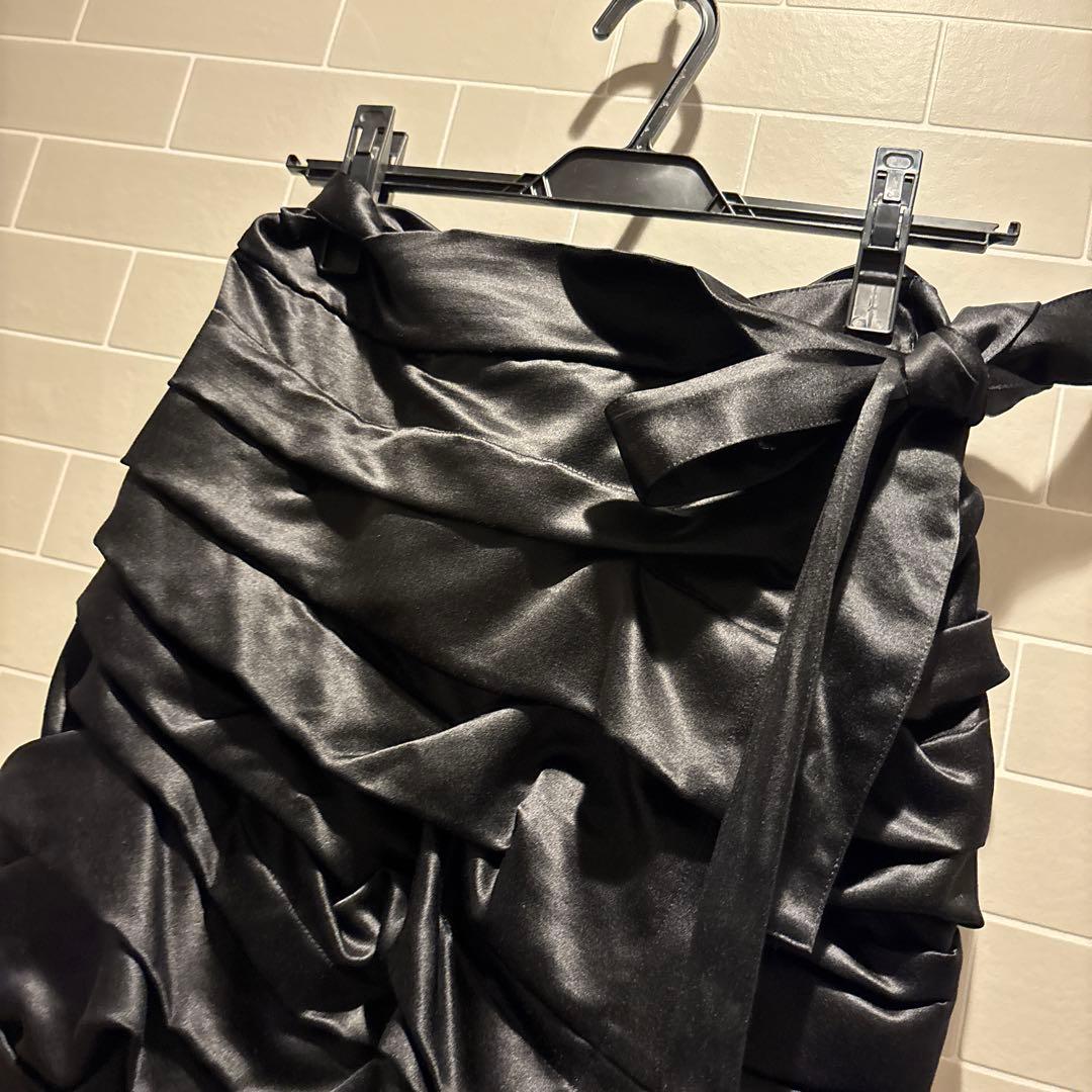 黒 ラッフルデザイン スカート　段々の巻きスカート