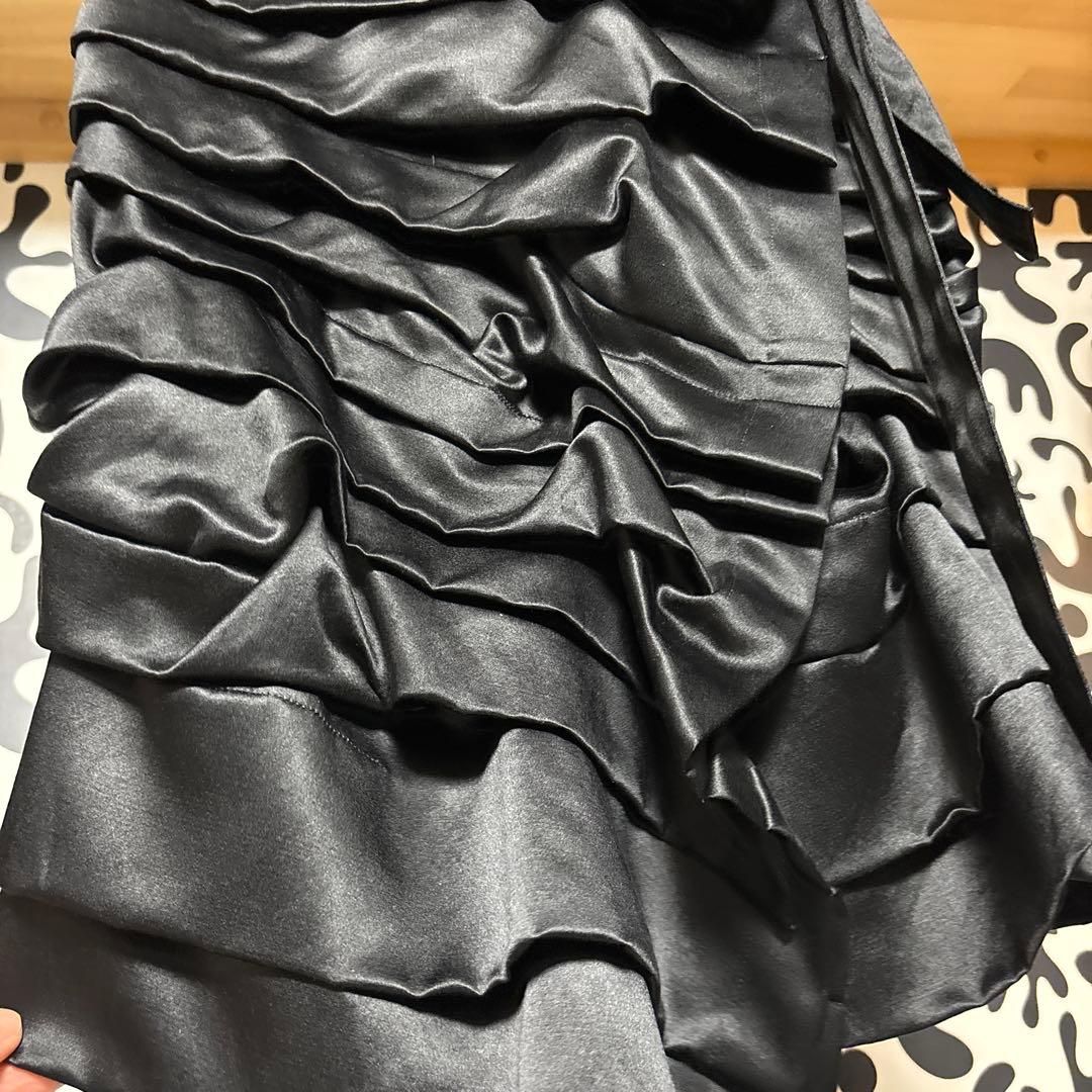 黒 ラッフルデザイン スカート　段々の巻きスカート