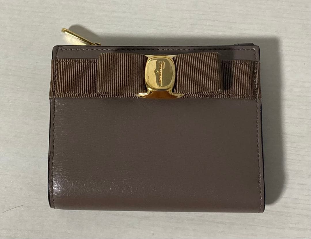 即日発送可！フェラガモ/二つ折り財布