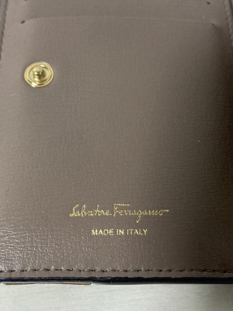 即日発送可！フェラガモ/二つ折り財布