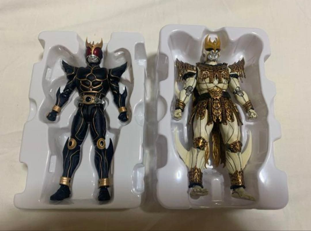 【美品】フィギュアーツ真骨彫仮面ライダークウガアルティメット&ン・ダグバ・ゼバ