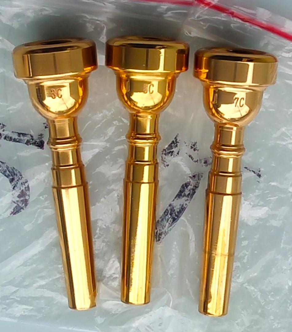 「トランペット＆ケース・マウスピース３種類・ミュート２種類・楽譜２冊」のセット