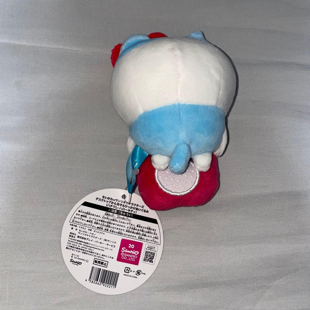 ちいかわ デスクトップから見守るひっかけぬいぐるみ ハチワレ ハローキティ