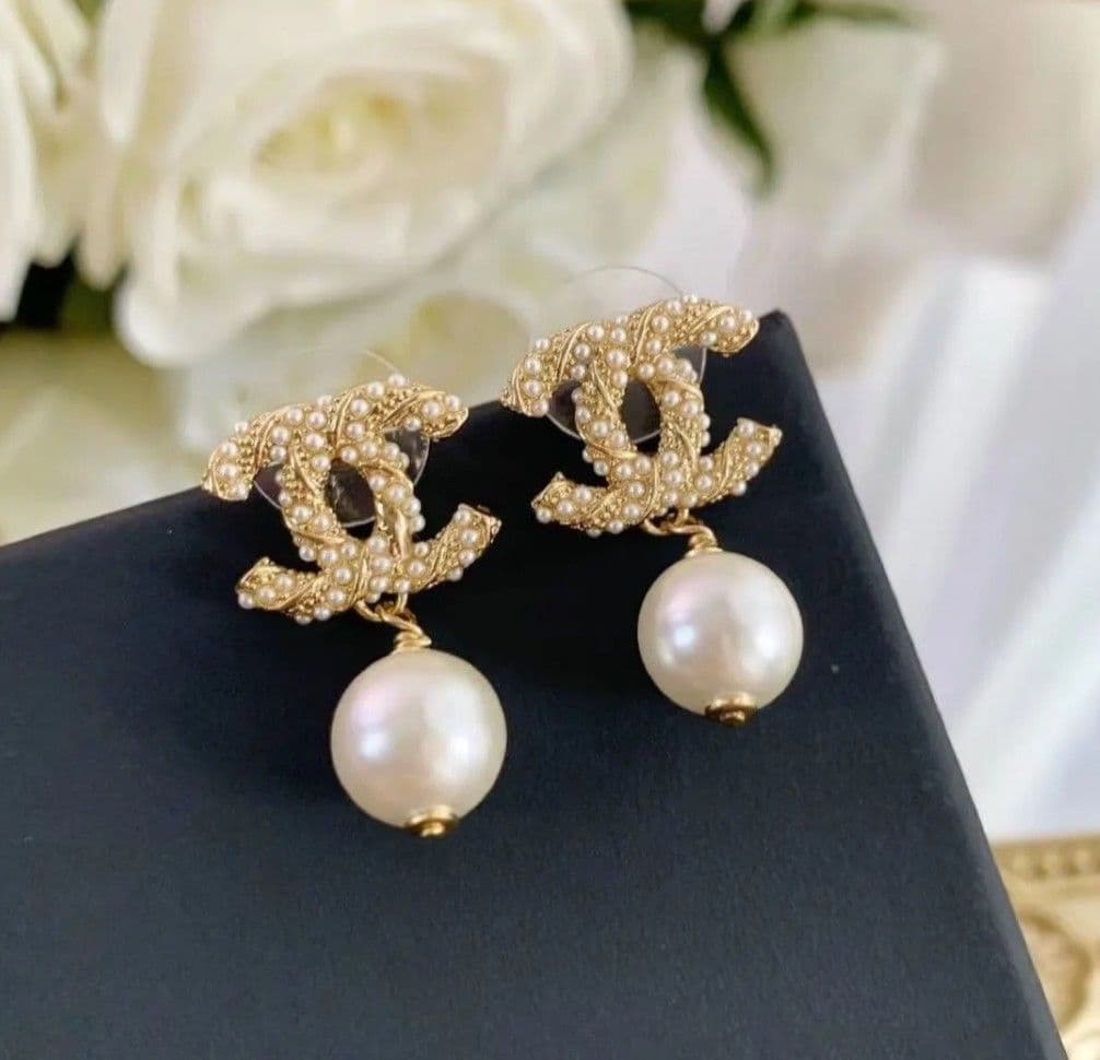 *紅*❁ CHANEL ゴールドロゴ パールピアス 〈未使用品 〉