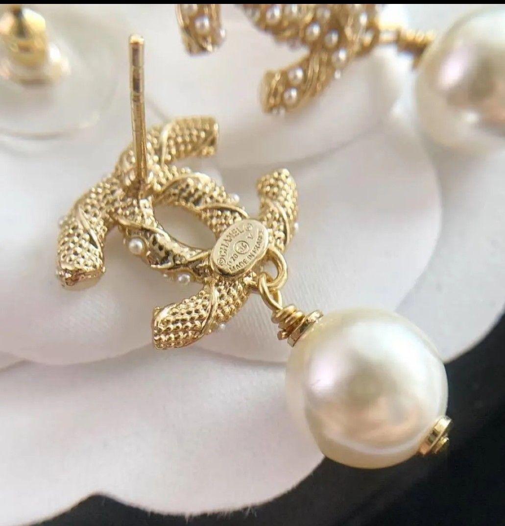 *紅*❁ CHANEL ゴールドロゴ パールピアス 〈未使用品 〉