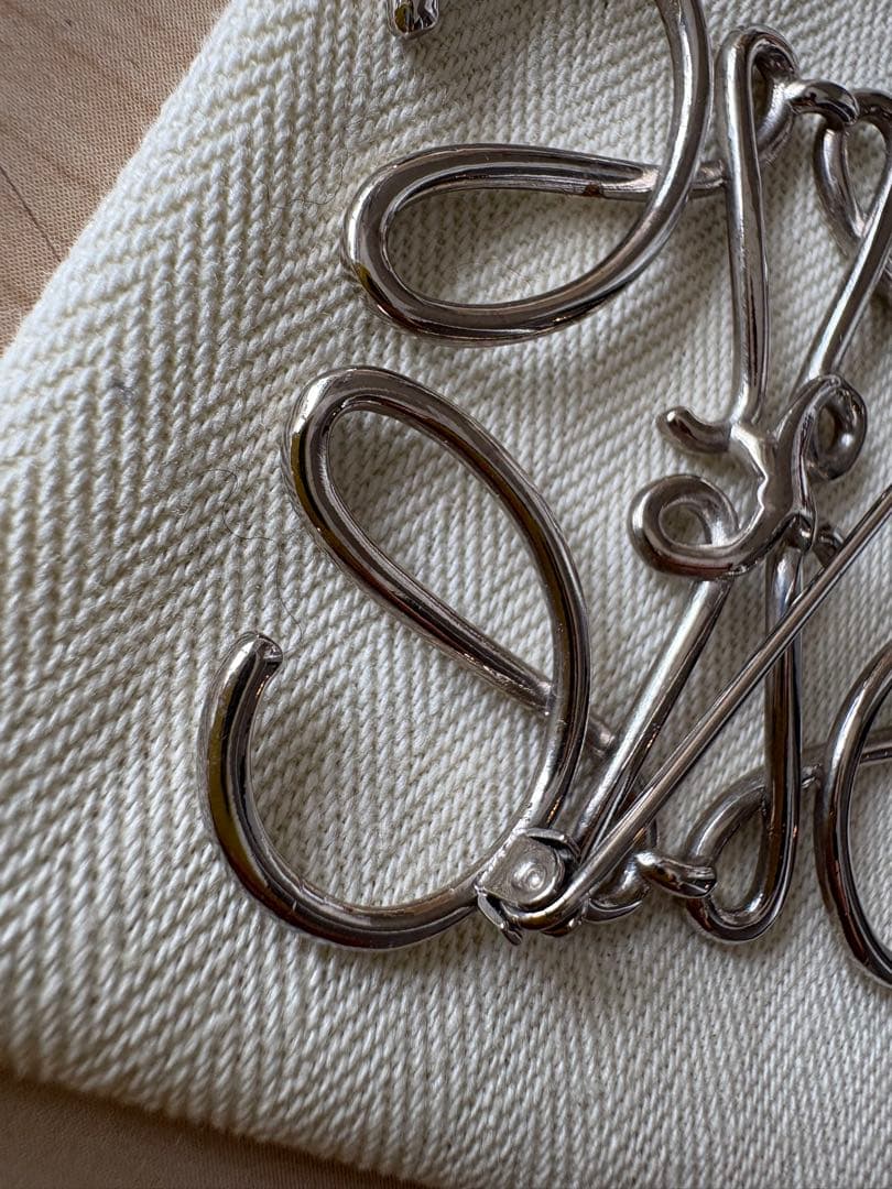 ロエベ LOEWE★アナグラム ブローチ ピンバッジ シルバー系