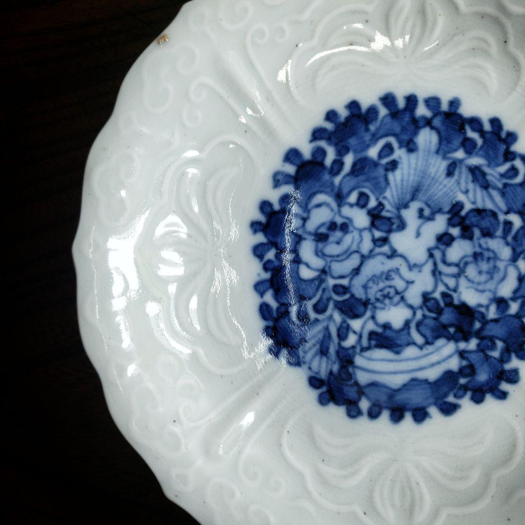 皿　白磁　古伊万里　獅子文様　染付　陽刻縁　牡丹　唐草　銘　明治　大正　イ号