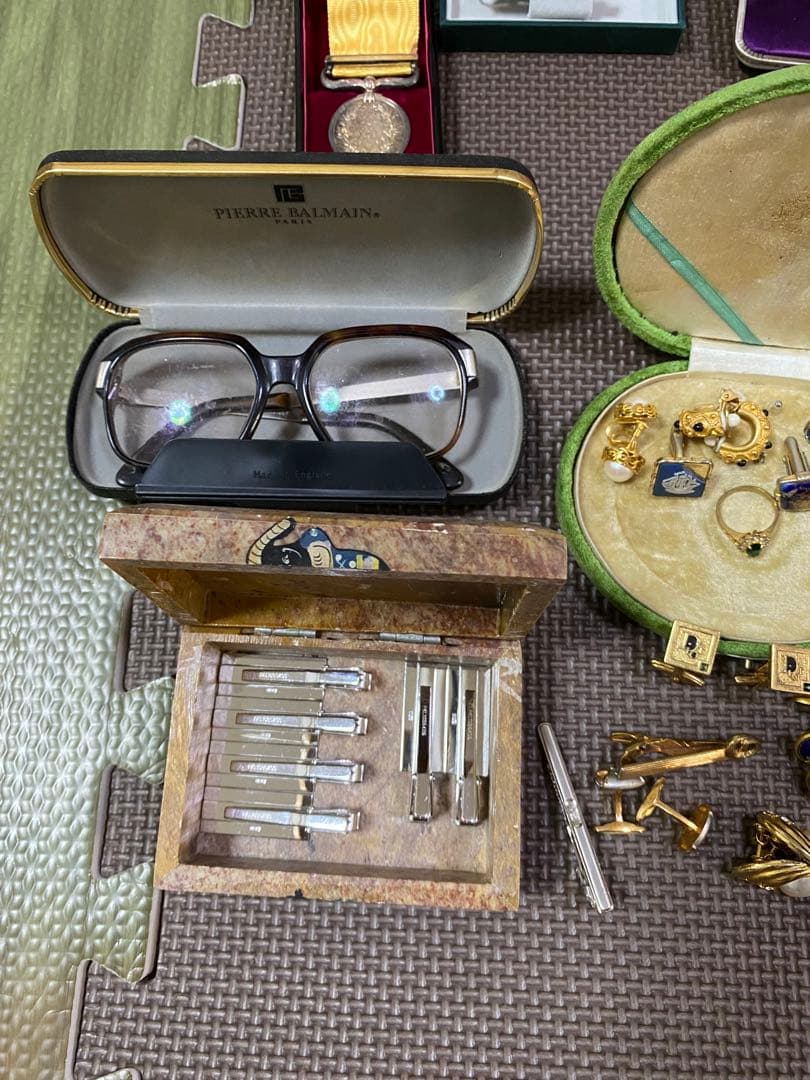 ジュエリー、ブローチ、ネクタイピン、メダルのコレクション。