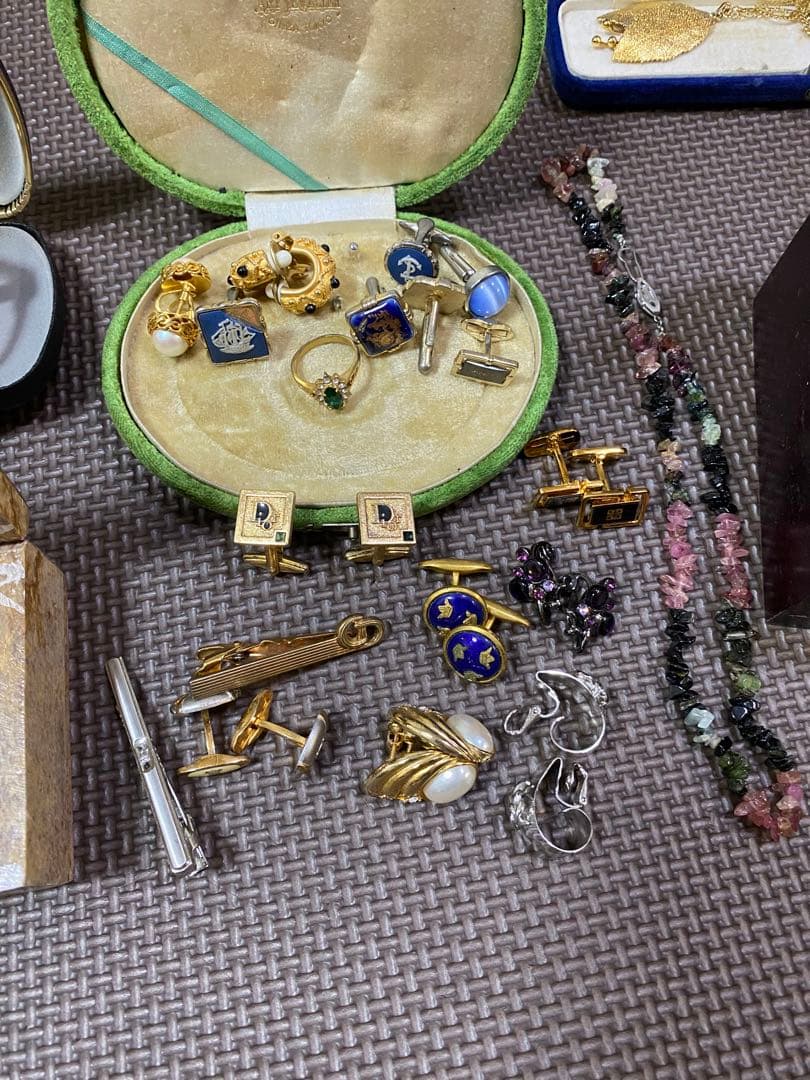 ジュエリー、ブローチ、ネクタイピン、メダルのコレクション。