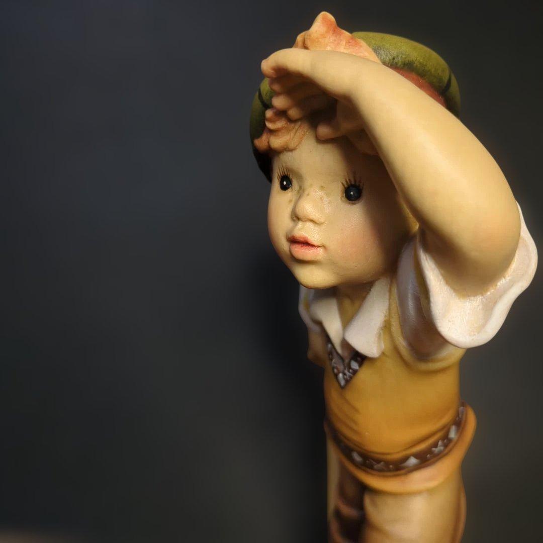 イタリア　アンリ社　木彫りの人形 ゴルフ少年　という作品