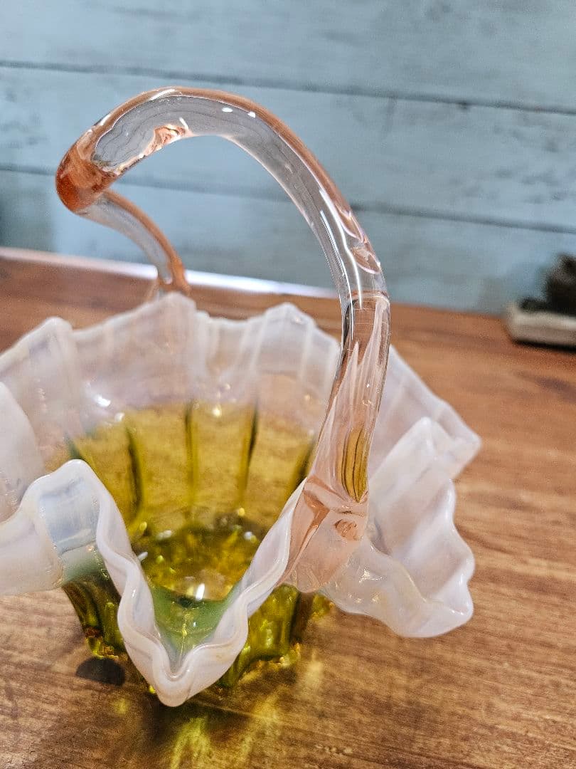 フランスアンティーク オパールセントガラスのバスケット フリル 籠 花器 花入れ