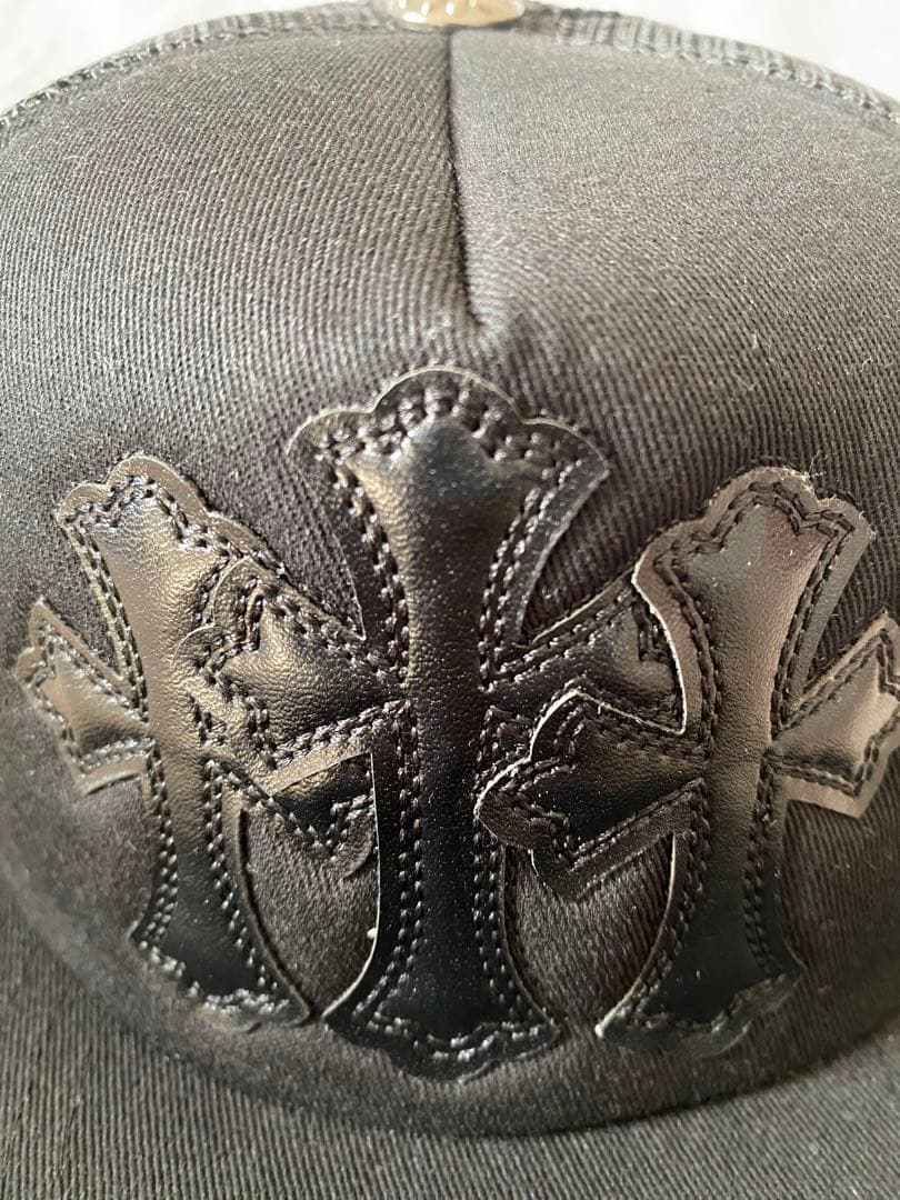 ブラッククロスモチーフトラッカーキャップ