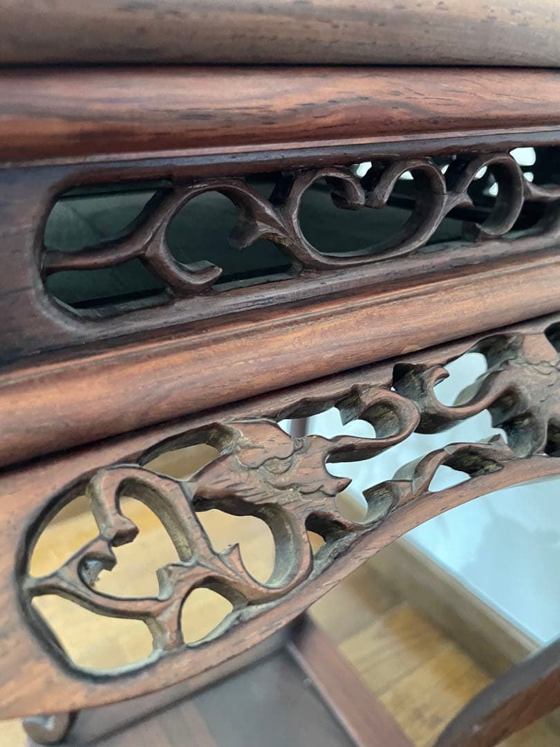 木製彫刻サイドテーブル　飾り棚　彫刻　唐木無垢材 猫脚 透かし彫刻彫り 高卓