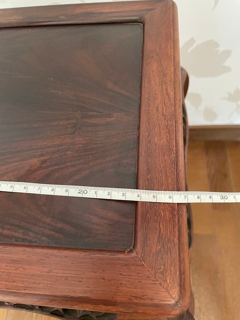 木製彫刻サイドテーブル　飾り棚　彫刻　唐木無垢材 猫脚 透かし彫刻彫り 高卓