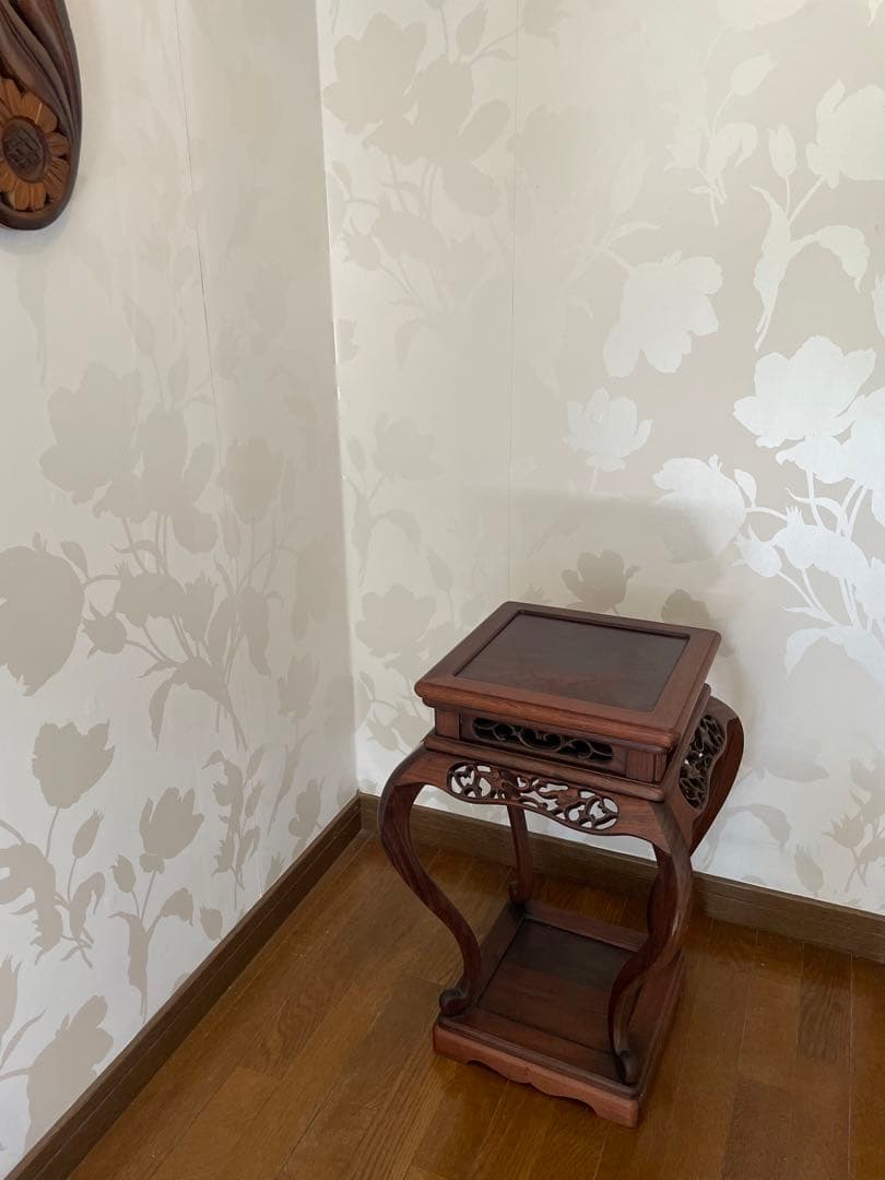 木製彫刻サイドテーブル　飾り棚　彫刻　唐木無垢材 猫脚 透かし彫刻彫り 高卓