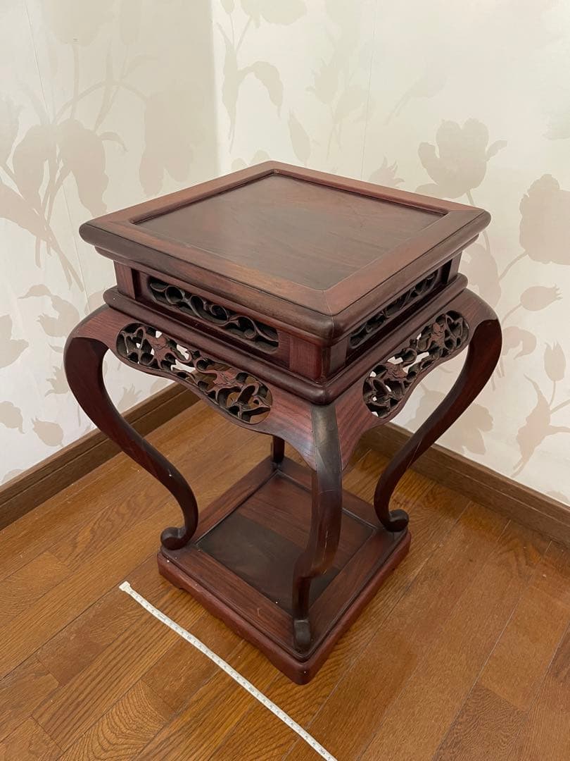 木製彫刻サイドテーブル　飾り棚　彫刻　唐木無垢材 猫脚 透かし彫刻彫り 高卓