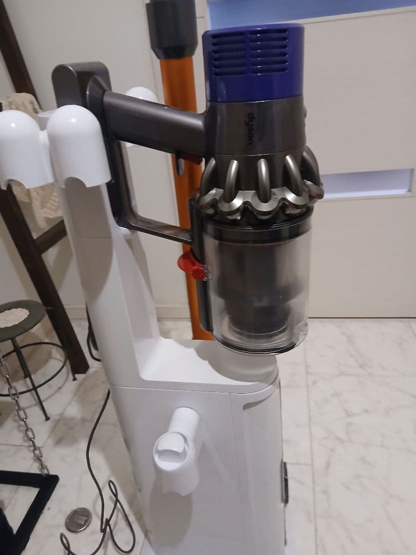 ダイソンSV12 コードレスクリーナー スタンド付き