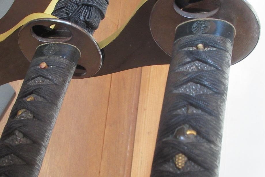 名品 抱茗荷紋図の黒漆菜種塗鞘打刀大小拵 特別保存刀装具鑑定書付