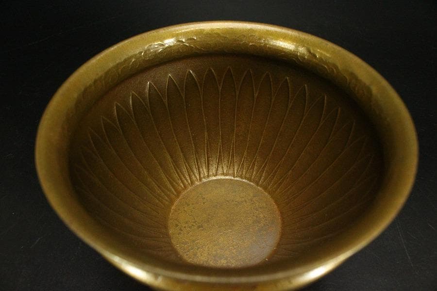 千家伝来 一ノ瀬宗也作 唐銅 雲蓮花弁彫刻紋 建水 共箱(LC848)