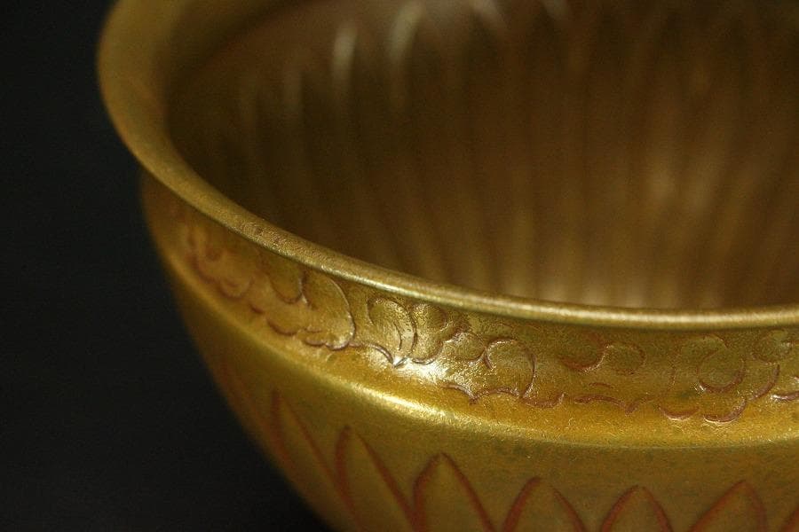 千家伝来 一ノ瀬宗也作 唐銅 雲蓮花弁彫刻紋 建水 共箱(LC848)