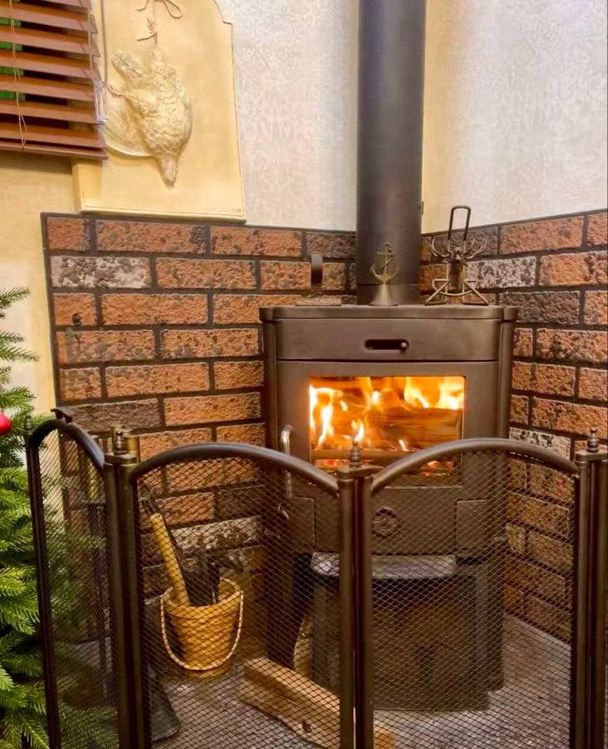 新品鋳鉄薪ストーブ 屋外吸気可能 室内空気を消費しにくい設計 耐熱ガラス 高蓄熱