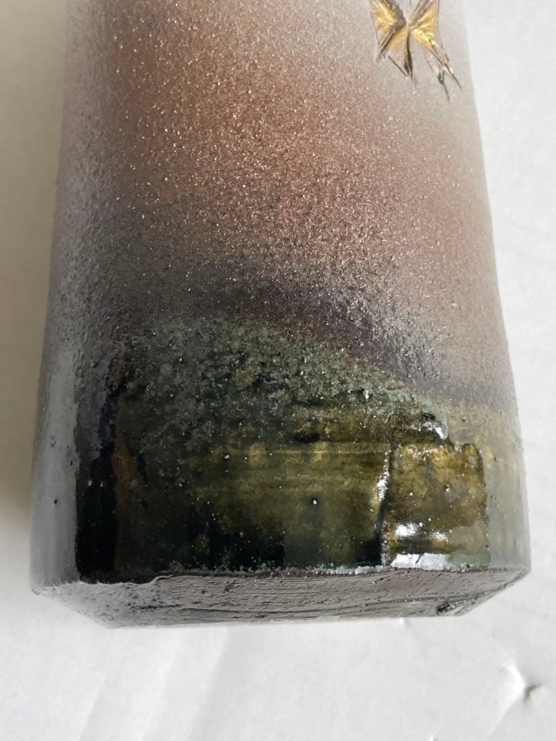 加藤釥　鮮やかな「釉彩蝶文　花入」