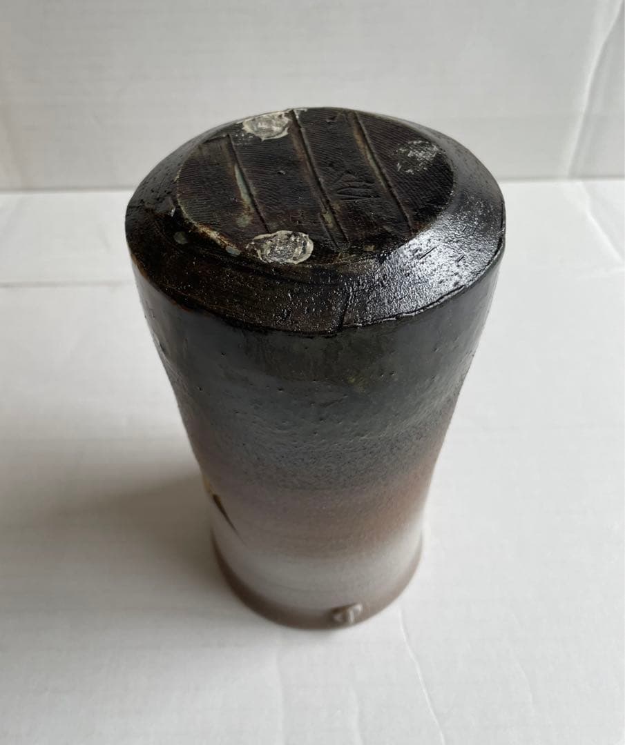 加藤釥　鮮やかな「釉彩蝶文　花入」