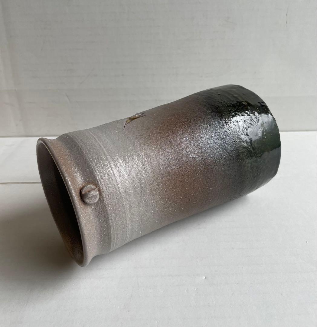 加藤釥　鮮やかな「釉彩蝶文　花入」