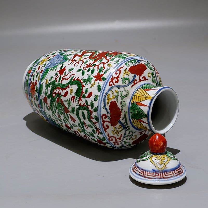 大明嘉靖款五彩龍紋帯蓋冬瓜瓶 景徳鎮 陶磁器 装飾品 現代工芸品 美術品 置物