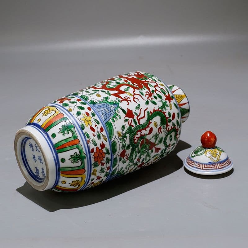 大明嘉靖款五彩龍紋帯蓋冬瓜瓶 景徳鎮 陶磁器 装飾品 現代工芸品 美術品 置物