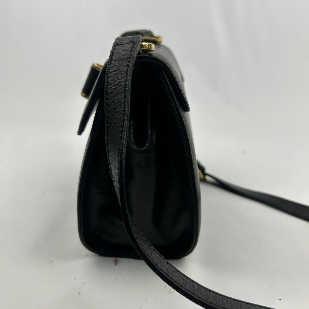 【美品】フェラガモ　ショルダーバッグ　レザー　フラップ　ターンロック　金具　黒