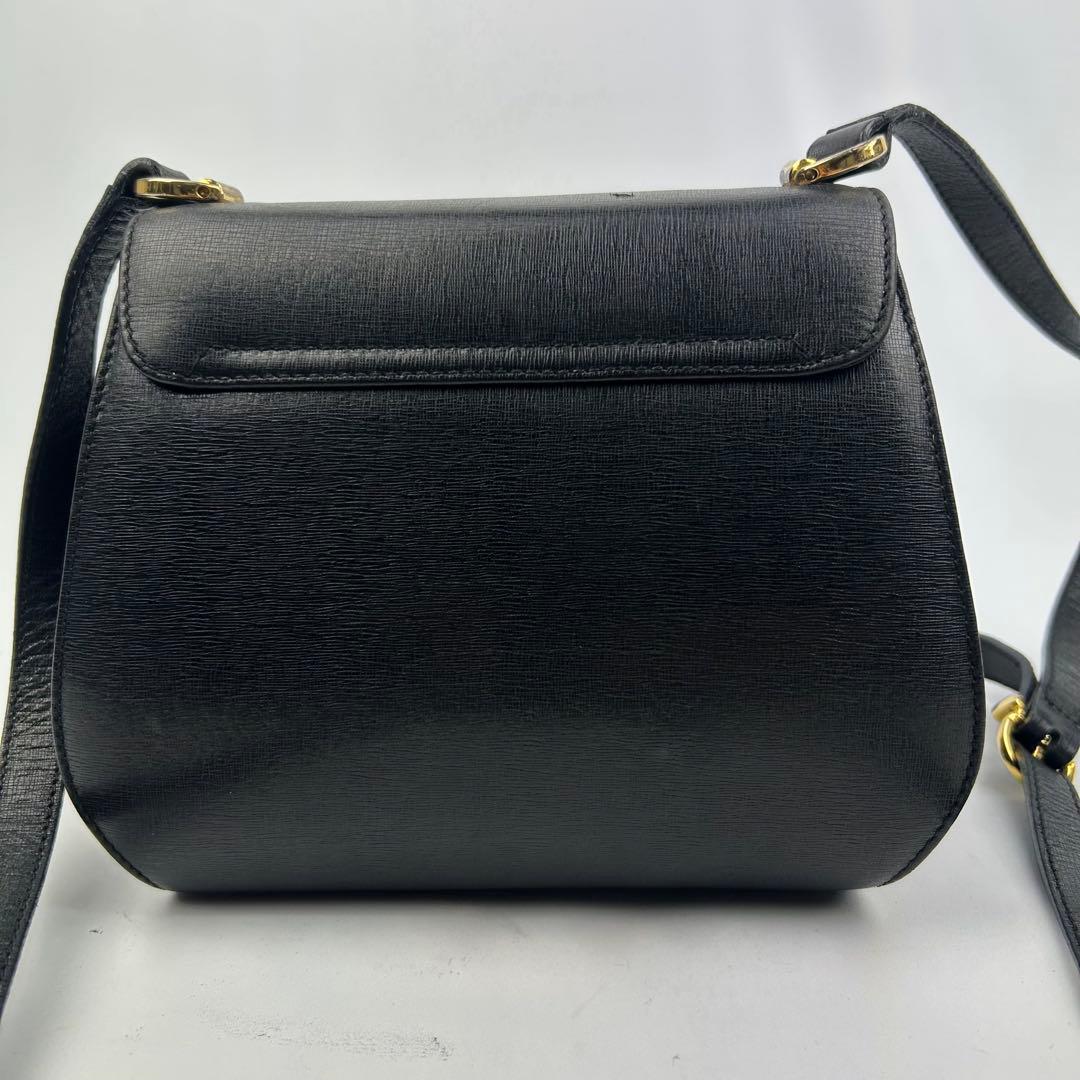 【美品】フェラガモ　ショルダーバッグ　レザー　フラップ　ターンロック　金具　黒
