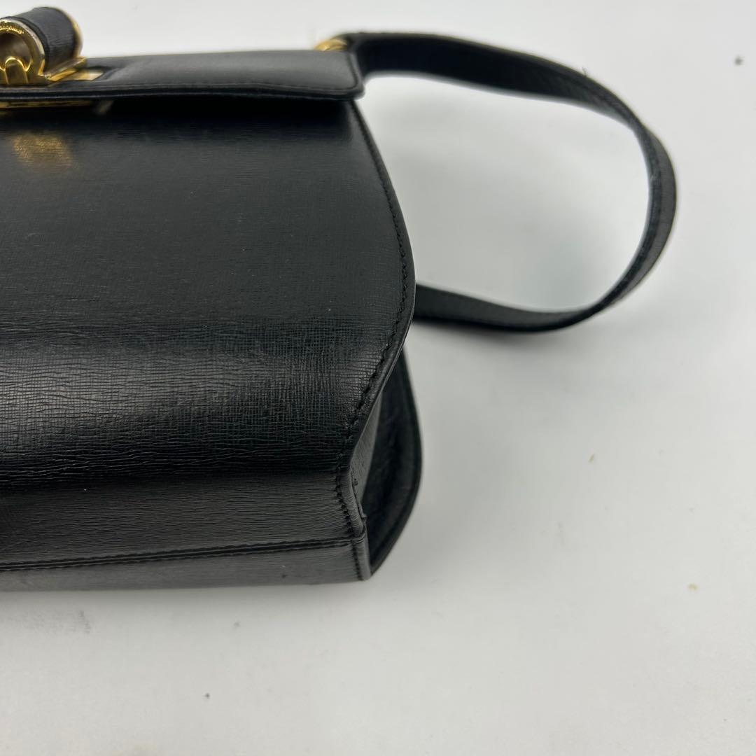 【美品】フェラガモ　ショルダーバッグ　レザー　フラップ　ターンロック　金具　黒