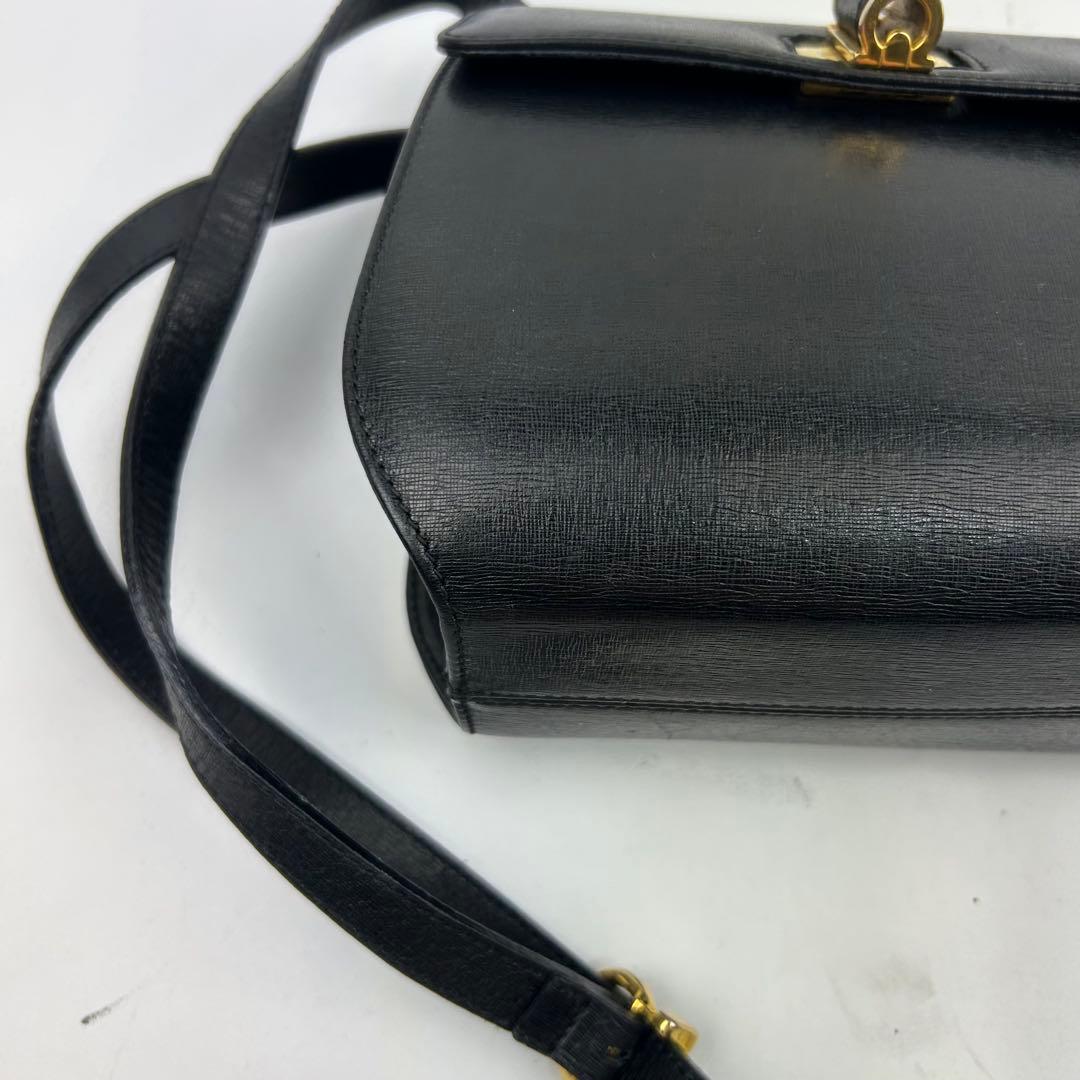 【美品】フェラガモ　ショルダーバッグ　レザー　フラップ　ターンロック　金具　黒