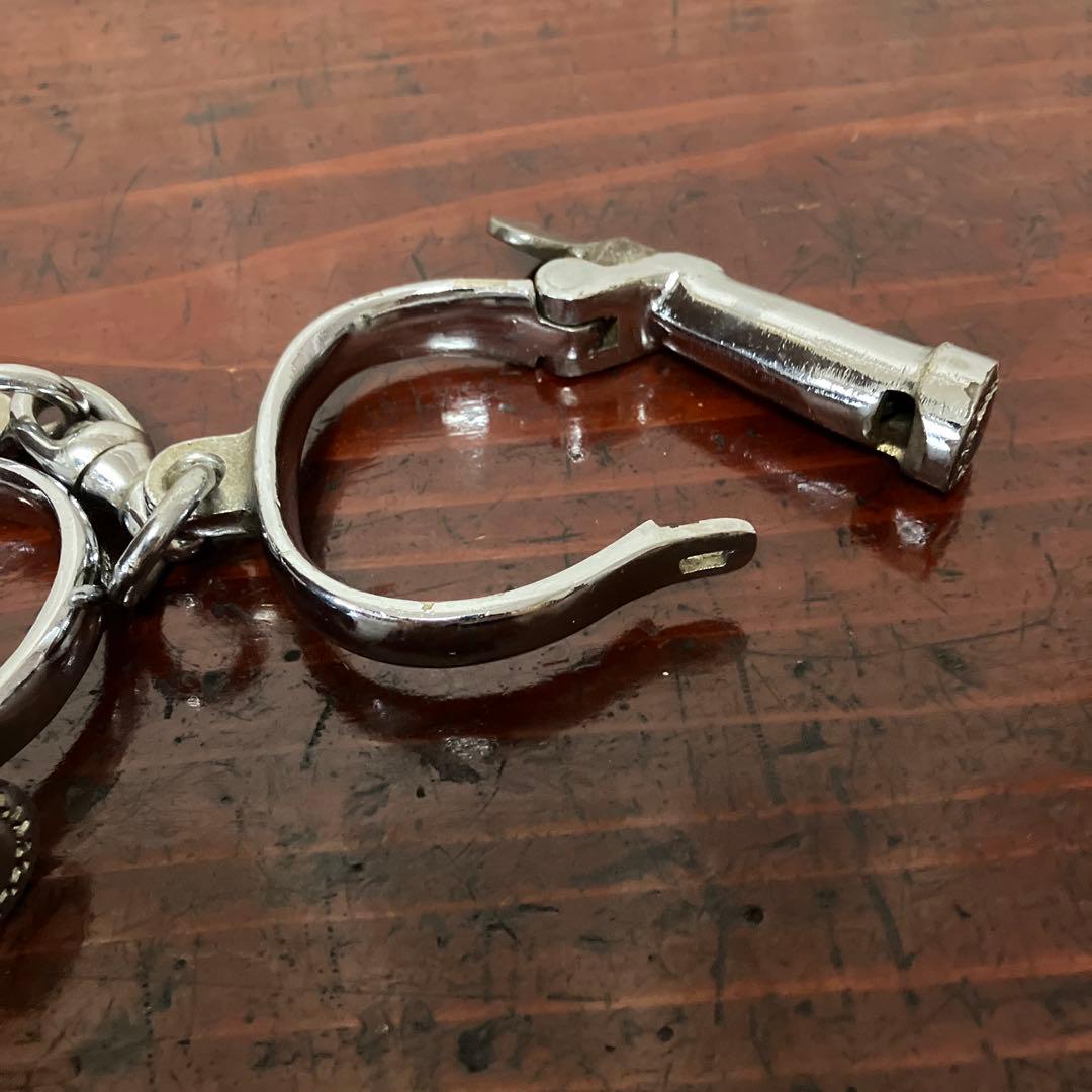 イギリス「ＨＩＡＴＴ」社のビンテージステンレス製ハンドカフ　鍵付き