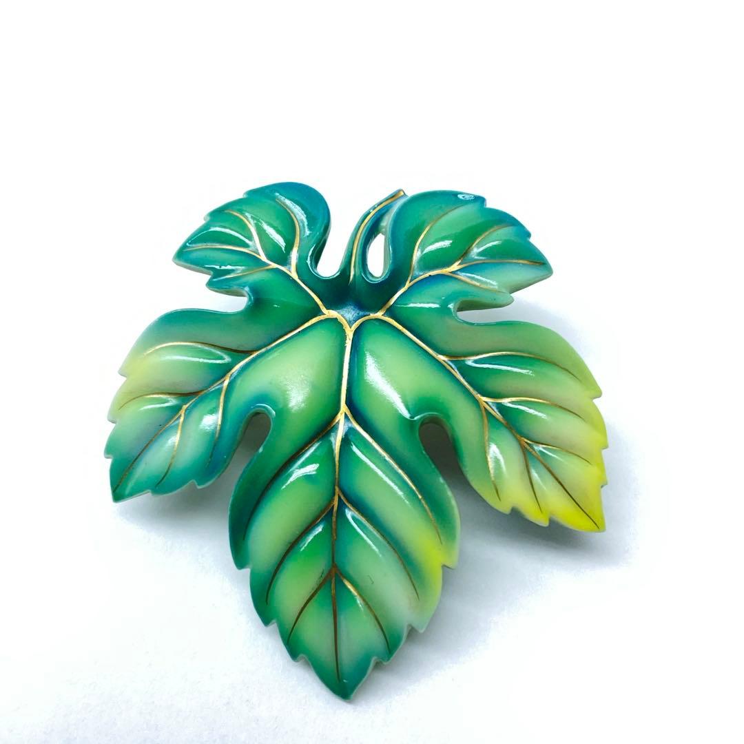 美品 俊兼 トシカネジュエリー 有田焼 葉っぱ 蔦 陶器 ブローチ