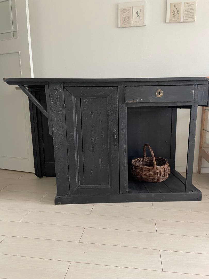 フランスアンティーク〜黒ペイントの袖付きカウンター・収納付き