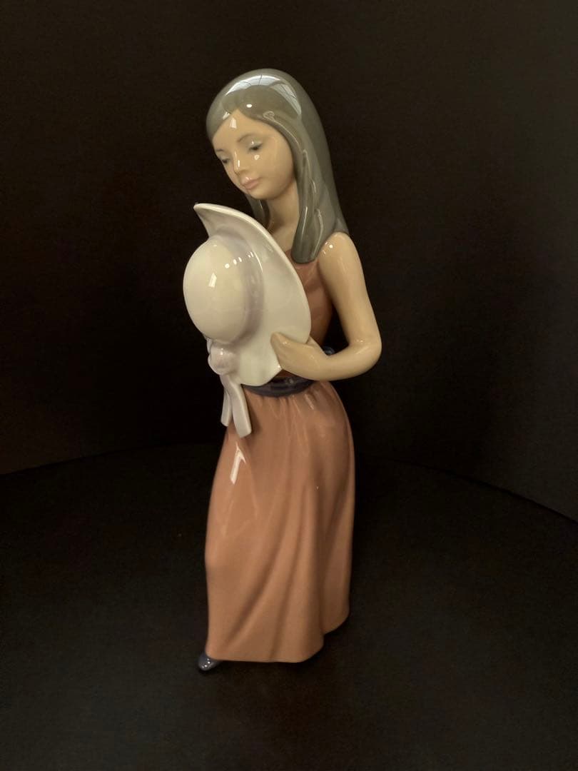 リヤドロ スペイン Bashful Girl 内気な女の子 少女 陶磁器人形