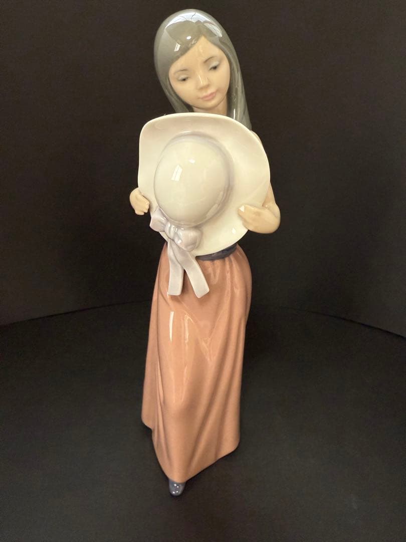 リヤドロ スペイン Bashful Girl 内気な女の子 少女 陶磁器人形