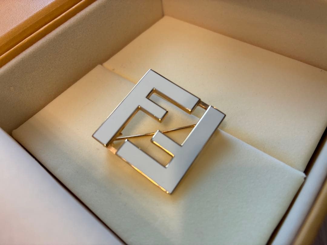 はいやー FENDI ブローチ ホワイト