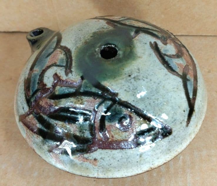 【本物保証】金城次郎 水滴(魚紋水滴）共箱 栞 人間国宝 壷屋焼 壺屋焼 美品