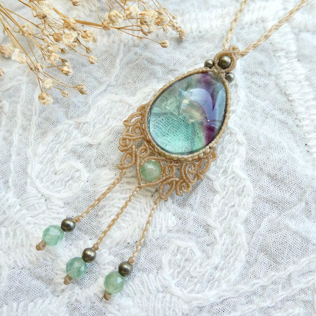 フローライトのマクラメネックレス