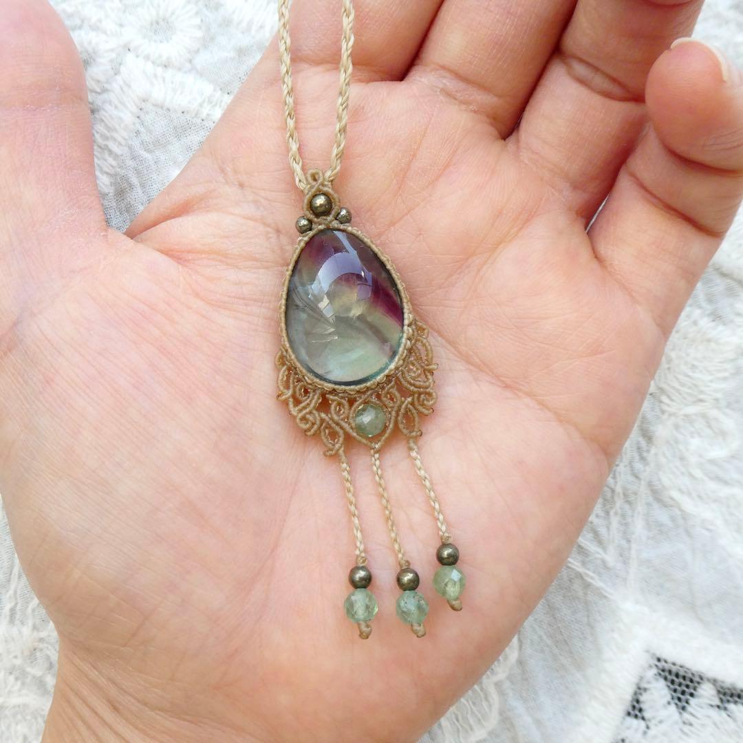 フローライトのマクラメネックレス