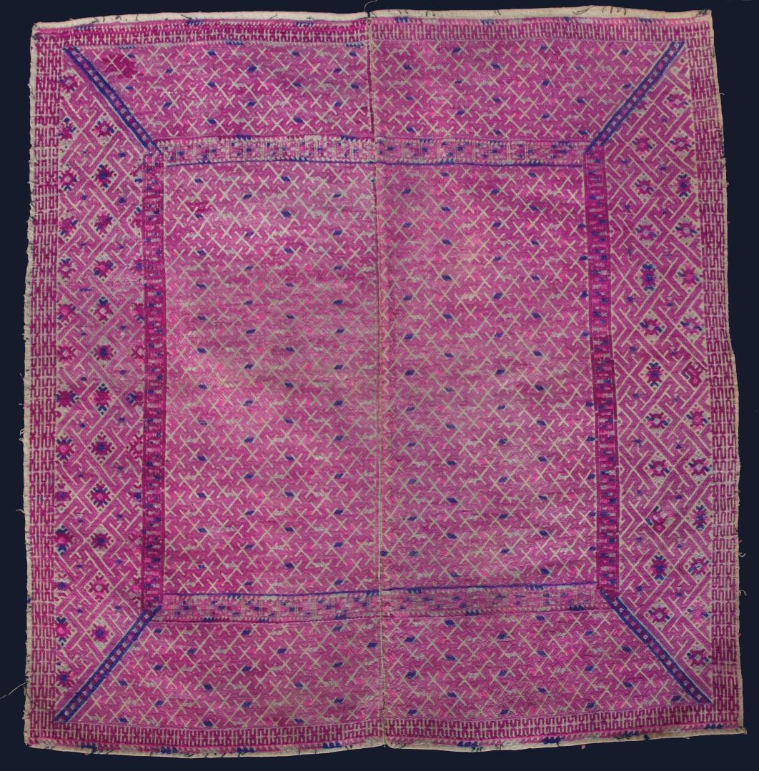艶のある紫で卍・雷紋などを描く、中国チワン族の2枚繋ぎ刺繍布　1930年代頃の